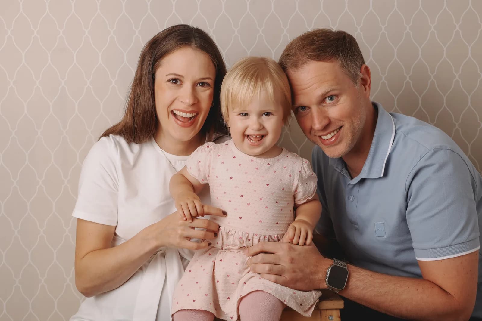Dennis Tefett mit seiner Familie, Studioaufnahme im September 2026