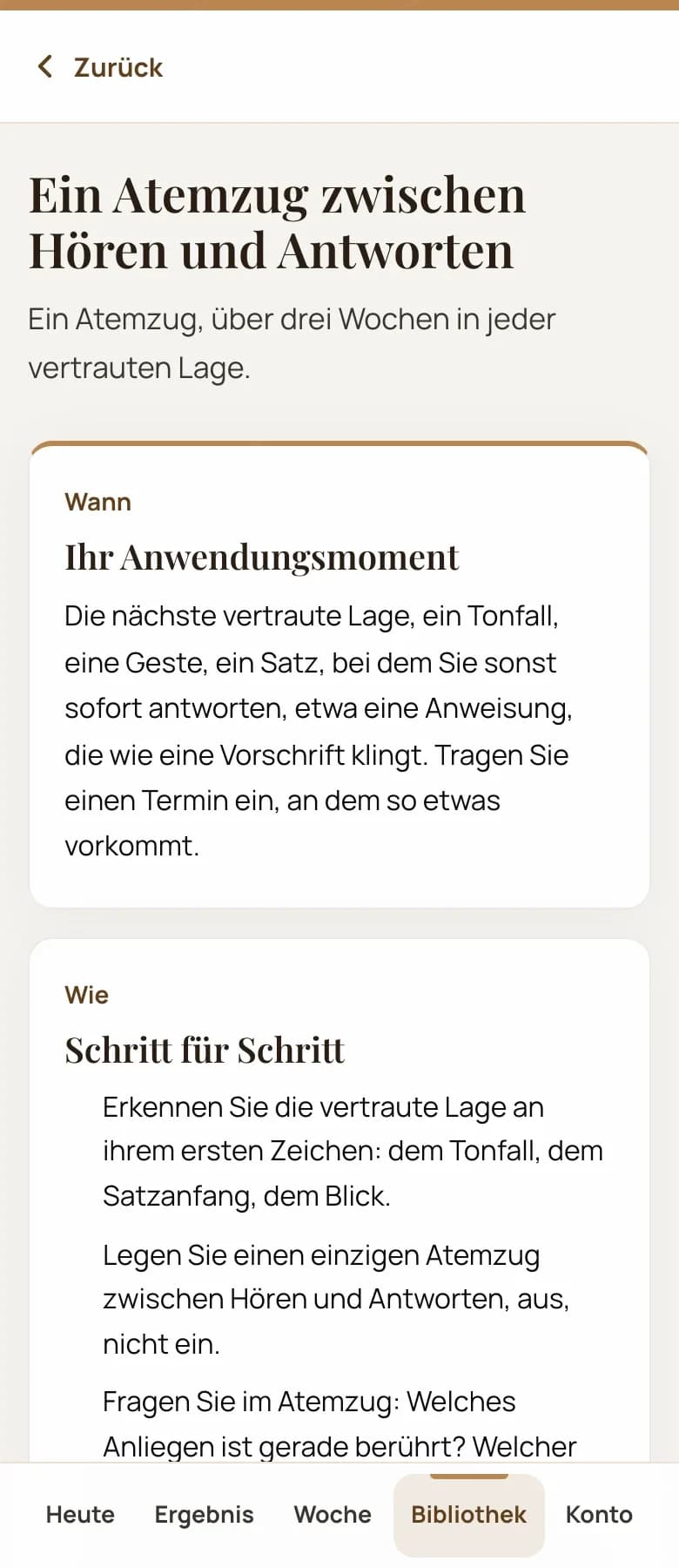 Bildschirm von Coaching Plus mit einer geöffneten Übungskarte „Ein Atemzug zwischen Hören und Antworten“: der Moment zum Üben, etwa eine Anweisung, die wie eine Vorschrift klingt, darunter die Schritte.