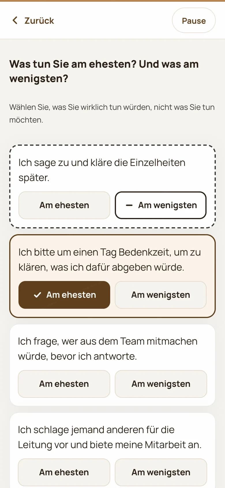 Bildschirm von Coaching Plus mit einer Beispielszene aus dem Alltag: zu jeder Antwort wählen Sie Am ehesten oder Am wenigsten, zwei Antworten sind schon gewählt.