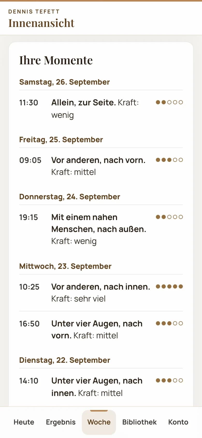 Bildschirm von Coaching Plus mit der Wochenansicht „Ihre Momente“: festgehaltene Momente von Dienstag bis Samstag mit Uhrzeit, Lage und Richtung, etwa „Vor anderen, nach vorn“, dazu die Kraft, die es gekostet hat.